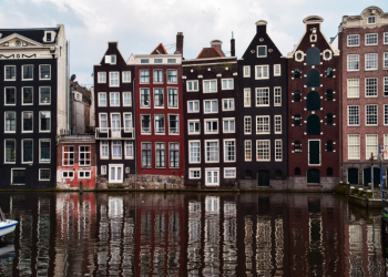 Criminalise violation of EU sanctions